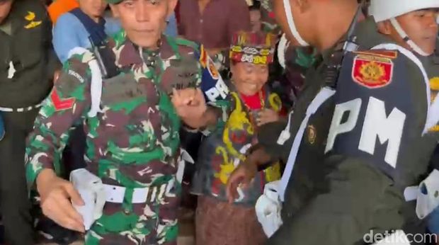 Massa membeludak, Ibu Ida Dayak batal obati pasien di Depok