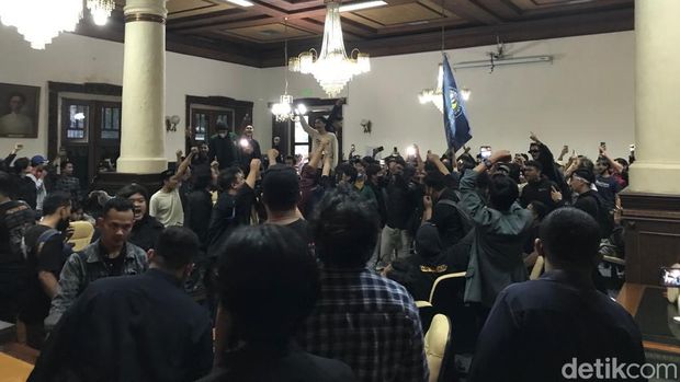 Massa yang mengatasnamakan diri Aliansi Yogyakarta Menggugat menggeruduk gedung DPRD DIY, Jalan Malioboro, Kota Jogja, Senin (3/4/2023).