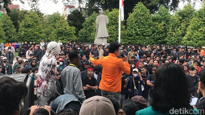 Massa yang mengatasnamakan diri Aliansi Yogyakarta Menggugat menggeruduk gedung DPRD DIY, Jalan Malioboro, Kota Jogja, Senin (3/4/2023).