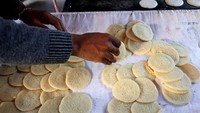 Qatayef atau Katayef adalah sebuah hidangan penutup Arab yang disajikan pada bulan Ramadan, sebuah kue manis yang diisi dengan krim atau kacang.