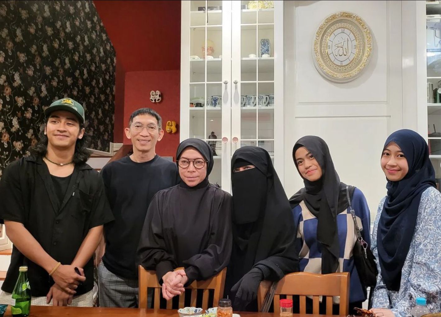 Penampilan Melly Goeslaw tanpa makeup saat menghadiri acara bukber bersama Ummi Pipik