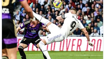 Aksi Benzema saat membobol gawang dengan cara fantastis. Foto: Twitter