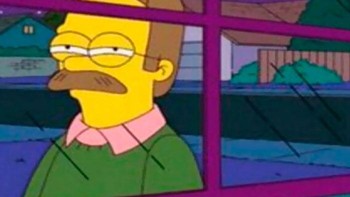 Kalau nggak muncul pas closing, pelanggan kadang suka muncul sebelum toko buka. Mana yang lebih bikin kamu panik seketika? Foto: retailproblemss