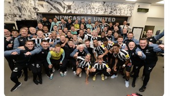 Postingan Newcastle di Twitter menyebut mereka yang harus disebut United, bukan Manchester United. Foto: Twitter