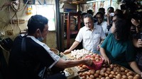 Setelah pedagang bumbu masak, Zulhas juga sempat menjumpai pedagang telur, beras, hingga daging dan ayam. Para pedagang itu juga turut menerima beberapa lembar uang Rp 100 ribu sebagai bantuan modal dari sang menteri.