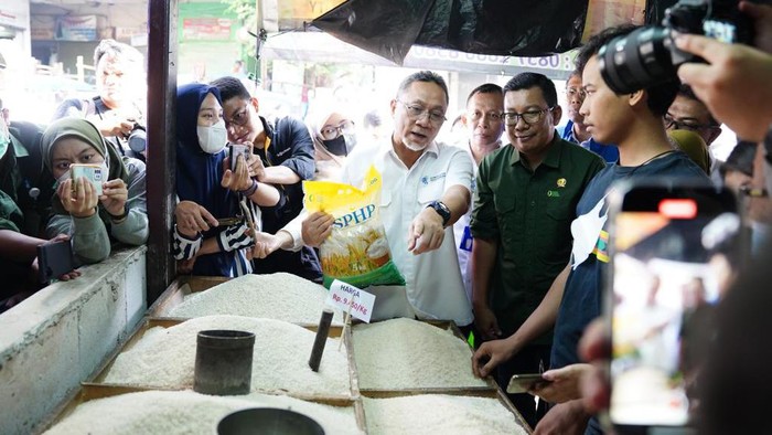 Mendag Zulhas melakukan tinjauan ke Pasar Rawamangun, Jakarta Timur, Senin (3/4/2023) dalam rangka memantau harga dan ketersediaan bahan pokok di Ramadan.