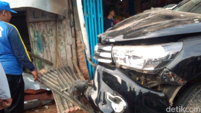Mobil dinas milik Bupati Kuningan Acep Purnama mengalami kecelakaan di Sindang Agung, Kuningan