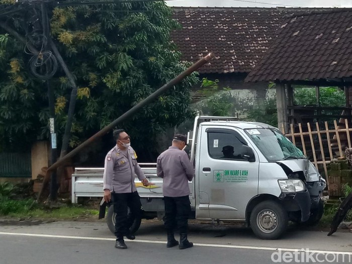 Mobil pikap tabrak tiga tiang telepon di jalan Jogja-Solo, Desa Klepu, Kecamatan Ceper, Klaten, Senin (3/4/2023) pagi.