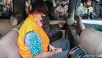 Rafael diam seribu bahasa saat masuk mobil tahanan.   