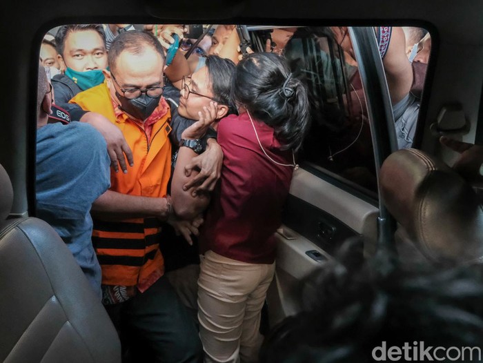 Rafael Alun memasuki mobil tahanan KPK usai konferensi pers di gedung KPK, Jakarta, Senin (3/4/2023).