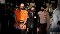 Rafael Alun digiring menuju mobil tahanan KPK usai konferensi pers di gedung KPK, Jakarta, Senin (3/4/2023).  