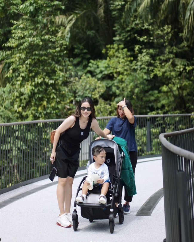 Tak hanya sendirian, setiap berlibur ke luar negeri Momo juga selalu mengajak sang anak. Walaupun memiliki pengasuh, namun Momo tetap ikut menjaga dan mengawasi anaknya tersebut. Foto: Instagram/@therealmomogeisha