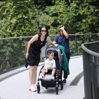 Tak hanya sendirian, setiap berlibur ke luar negeri Momo juga selalu mengajak sang anak. Walaupun memiliki pengasuh, namun Momo tetap ikut menjaga dan mengawasi anaknya tersebut. Foto: Instagram/@therealmomogeisha