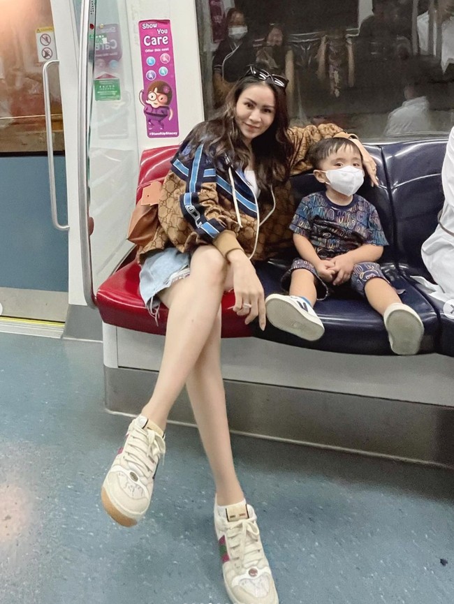 Setelah menikah dengan Nicola Reza Samudra pada April 2017, Momo telah dikaruniai 2 orang anak. Meski sudah menjadi seorang ibu, namun gayanya masih tetap stylish dan tak kalah dari ABG. Foto: Instagram/@therealmomogeisha