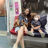 Setelah menikah dengan Nicola Reza Samudra pada April 2017, Momo telah dikaruniai 2 orang anak. Meski sudah menjadi seorang ibu, namun gayanya masih tetap stylish dan tak kalah dari ABG. Foto: Instagram/@therealmomogeisha