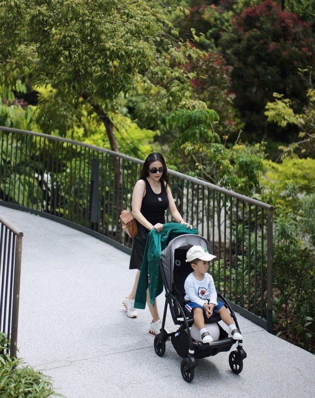 Gaya Momo Geisha yang terlihat selalu cantik dan stylish pun berhasil jadi sorotan. Seperti gayanya yang satu ini ketika sambil mendorong stroller sang anak sendiri. Foto: Instagram/@therealmomogeisha