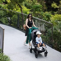 Gaya Momo Geisha yang terlihat selalu cantik dan stylish pun berhasil jadi sorotan. Seperti gayanya yang satu ini ketika sambil mendorong stroller sang anak sendiri. Foto: Instagram/@therealmomogeisha