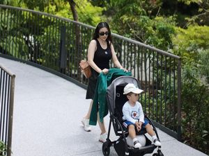7 Gaya Stylish Momo Geisha saat Liburan Sambil Momong Anak, Cantik Bak ABG
