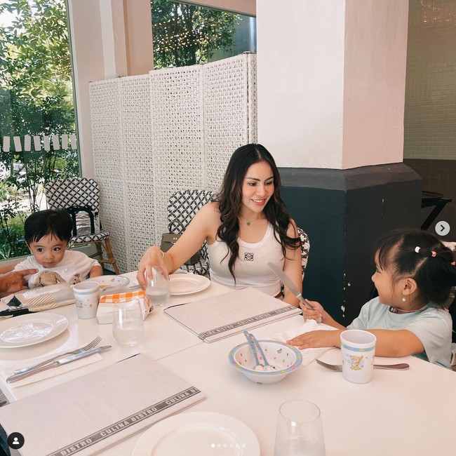 Momen saat Momo menemani kedua anaknya makan di sebuah restoran. Dengan rambut panjang yang dikeriting dan riasan makeup natural, Momo terlihat cantik dan fresh. Foto: Instagram/@therealmomogeisha
