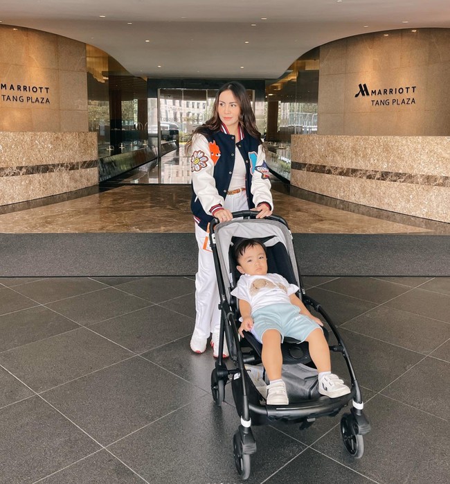 Potret Momo dan sang anak saat tengah berlibur ke Singapura. Meski tengah momong anak, namun penampilan Momo tetap terlihat menawan. Foto: Instagram/@therealmomogeisha