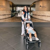 Potret Momo dan sang anak saat tengah berlibur ke Singapura. Meski tengah momong anak, namun penampilan Momo tetap terlihat menawan. Foto: Instagram/@therealmomogeisha