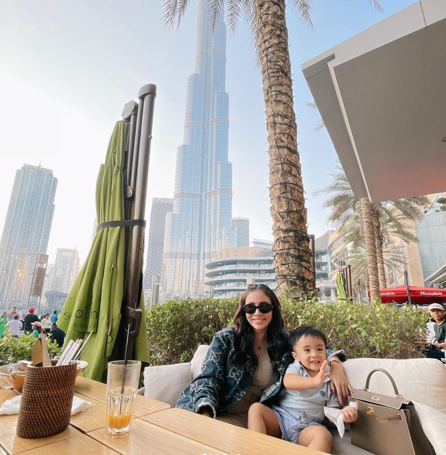 Melalui akun Instagram pribadinya Momo Geisha kerap membagikan kegiatannya. Dalam foto-foto yang diunggah wanita 36 tahun itu terlihat kerap berlibur ke luar negeri. Foto: Instagram/@therealmomogeisha