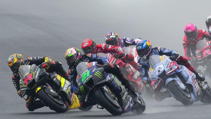Italys Marco Bezzecchi rides his Ducati, left, Italys Franco Morbidelli rides his Yamaha, and Spains Alex Marquez rides his Ducati, right, at the start of the Moto GP race in Termas de Rio Hondo, Argentina, Sunday, April 2, 2023. (AP Photo/Natacha Pisarenko)