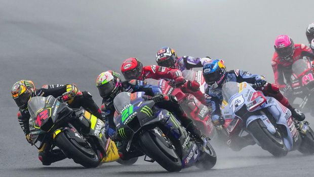 Italy's Marco Bezzecchi rides his Ducati, left, Italy's Franco Morbidelli rides his Yamaha, and Spain's Alex Marquez rides his Ducati, right, at the start of the Moto GP race in Termas de Rio Hondo, Argentina, Sunday, April 2, 2023. (AP Photo/Natacha Pisarenko)