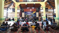 Seorang warga binaan pemasyarakatan didampingi penyuluh agama belajar mengaji di pelataran Masjid At Taubah dalam Lembaga Pemasyarakatan (Lapas) Kelas IIA, UPT Kanwil Kemenkumham Gorontalo, Kota Gorontalo, Gorontalo, Senin (3/4).