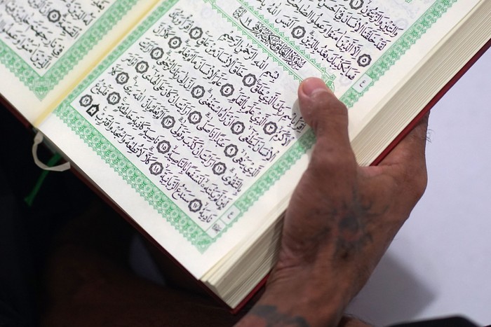 Warga binaan pemasyarakatan membaca Al Quran di Masjid At Taubah dalam Lembaga Pemasyarakatan (Lapas) Kelas IIA, UPT Kanwil Kemenkumham Gorontalo, Kota Gorontalo, Gorontalo, Senin (3/4/2023). Seksi bimbingan narapidana dan anak didik (Binadik) dan takmirul masjid menjalankan program belajar mengaji dan tadarus bagi warga binaan saat bulan Ramadhan dengan menggandeng penyuluh agama dari Kementerian Agama Kota Gorontalo.