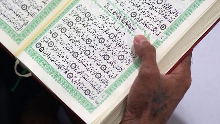 Warga binaan pemasyarakatan membaca Al Quran di Masjid At Taubah dalam Lembaga Pemasyarakatan (Lapas) Kelas IIA, UPT Kanwil Kemenkumham Gorontalo, Kota Gorontalo, Gorontalo, Senin (3/4/2023). Seksi bimbingan narapidana dan anak didik (Binadik) dan takmirul masjid menjalankan program belajar mengaji dan tadarus bagi warga binaan saat bulan Ramadhan dengan menggandeng penyuluh agama dari Kementerian Agama Kota Gorontalo.