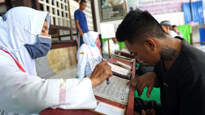 Warga binaan pemasyarakatan membaca Al Quran di Masjid At Taubah dalam Lembaga Pemasyarakatan (Lapas) Kelas IIA, UPT Kanwil Kemenkumham Gorontalo, Kota Gorontalo, Gorontalo, Senin (3/4/2023). Seksi bimbingan narapidana dan anak didik (Binadik) dan takmirul masjid menjalankan program belajar mengaji dan tadarus bagi warga binaan saat bulan Ramadhan dengan menggandeng penyuluh agama dari Kementerian Agama Kota Gorontalo.