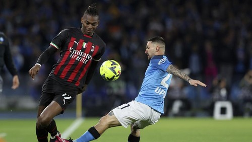 AC Milans Rafael Leao, left, and Napolis Matteo Politano go for the ball during the Serie A soccer match between Napoli and AC Milan, in Naples, Italy, Sunday, April 2, 2023. (Alessandro Garofalo/LaPresse via AP)