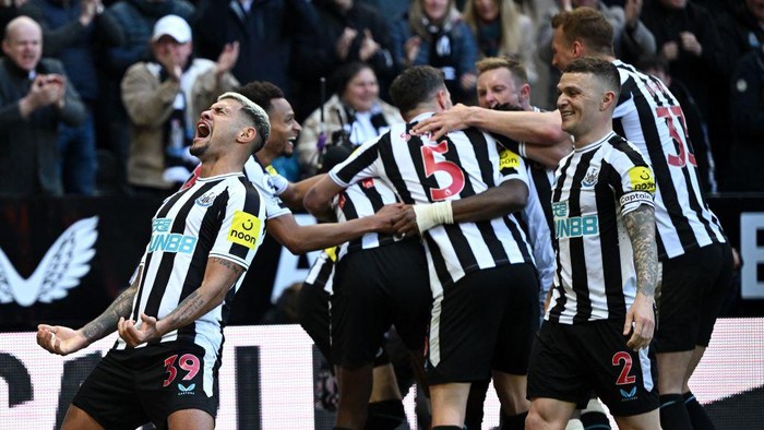 Newcastle Uniteds Brazilian midfielder Bruno Guimaraes (L) and Newcastle Uniteds players celebrate after Newcastle Uniteds English midfielder Joe Willock scores the opening goal of the English Premier League football match between Newcastle United and Manchester United at St James Park in Newcastle-upon-Tyne, north east England on April 2, 2023. (Photo by Oli SCARFF / AFP) / RESTRICTED TO EDITORIAL USE. No use with unauthorized audio, video, data, fixture lists, club/league logos or live services. Online in-match use limited to 120 images. An additional 40 images may be used in extra time. No video emulation. Social media in-match use limited to 120 images. An additional 40 images may be used in extra time. No use in betting publications, games or single club/league/player publications. /  (Photo by OLI SCARFF/AFP via Getty Images)