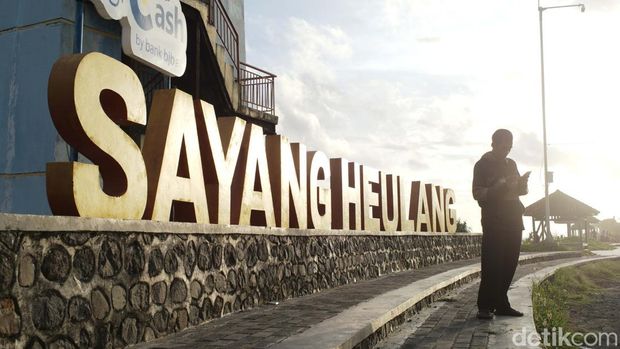 Pantai Sayang Heulang, Garut, punya pasir berwarna putih. Pantai ini menjadi lokasi favorit warga untuk menanti waktu berbuka puasa.