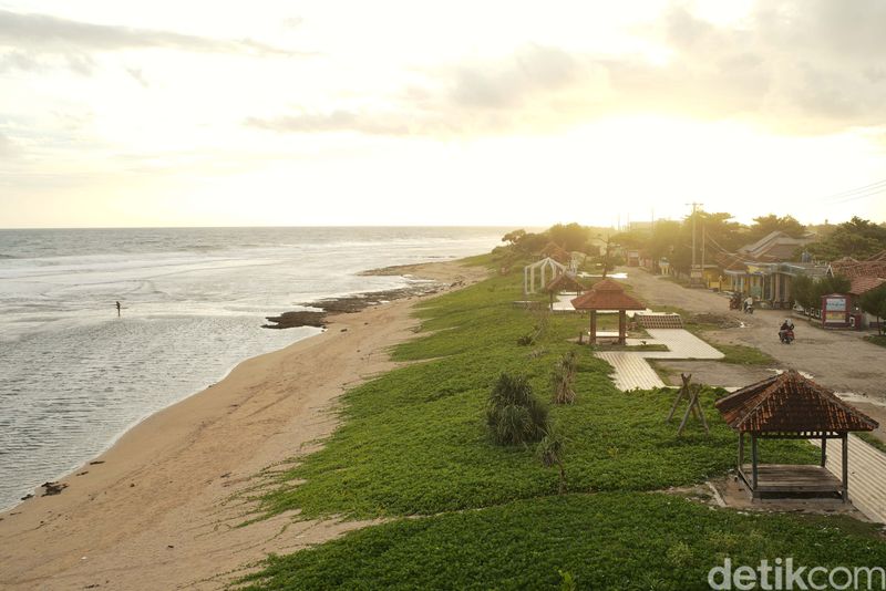 Pantai Sayang Heulang, Garut, punya pasir berwarna putih. Pantai ini menjadi lokasi favorit warga untuk menanti waktu berbuka puasa.