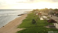 Pantainya masih orisinil dengan garis pantai batu karang dan ombak besar Samudra Indonesia.