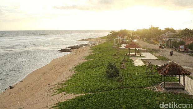 Pantai Sayang Heulang, Garut, punya pasir berwarna putih. Pantai ini menjadi lokasi favorit warga untuk menanti waktu berbuka puasa.