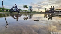 Cahaya keemasan sore hari terlihat cantik di ufuk barat, saat matahari hendak tertidur di malam hari.