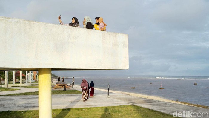 Ngabuburit di Pantai Sayang Heulang Garut Pantai Sayang Heulang, Garut, punya pasir berwarna putih. Pantai ini menjadi lokasi favorit warga untuk menanti waktu berbuka puasa.