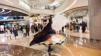 Seorang penari menampilkan tarian Tanoura di pusat perbelanjaan Lotte Mall, di Jakarta, Minggu (2/4/2023). Tarian tersebut untuk menghibur pengunjung, khususnya umat Islam pada saat menjelang buka puasa.