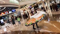 Tari Tanoura berasal dari bahasa Arab yang diterjemahkan menjadi rok dalam bahasa Inggris. Tarian ini adalah tarian rakyat tradisional dari Mesir, di mana penari memutar lagu-lagu Arab atau lagu religi, yang dikenal sebagai Tawashieh (campuran ayat-ayat Alquran dan puisi klasik).