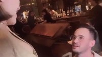 Namun Nikita Mirzani dikejutkan oleh Antonio Dedola yang justru melamarnya. Foto: Instagram Nikita Mirzani