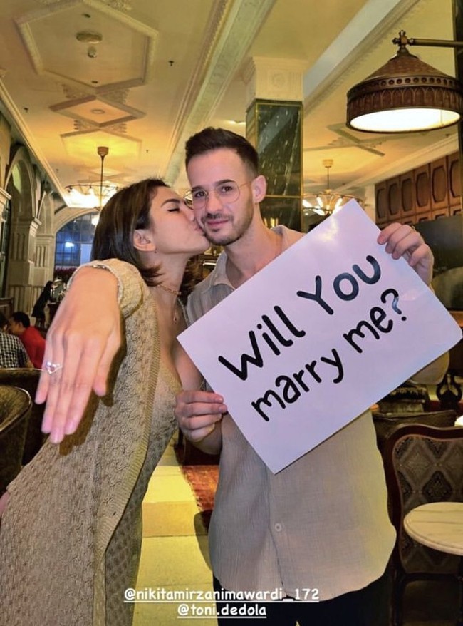 Perceraian artis yang juga tak kalah menggemparkan publik ialah Nikita Mirzani dan Antonio Dedola. Diwarnai dengan drama percekcokan diantara keduanya, pernikahan Nikita dan Antonio hanya bertahan kurang dari 4 bulan. Drama permusuhan tersebut bahkan turut melibatkan putri sulung Nikita, Lolly. Nikita dan Lolly sampai berseteru. Foto: Instagram Nikita Mirzani