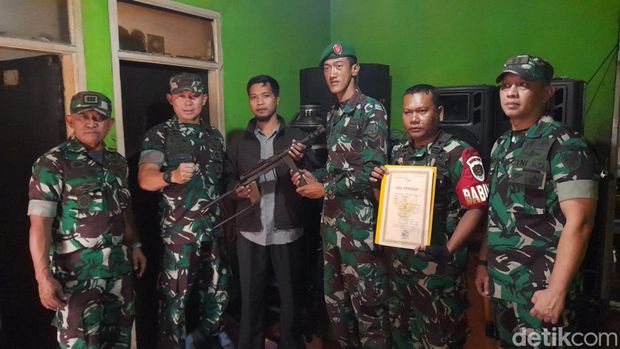 Nuryana (ketiga dari kiri) saat penyerahan senjata.