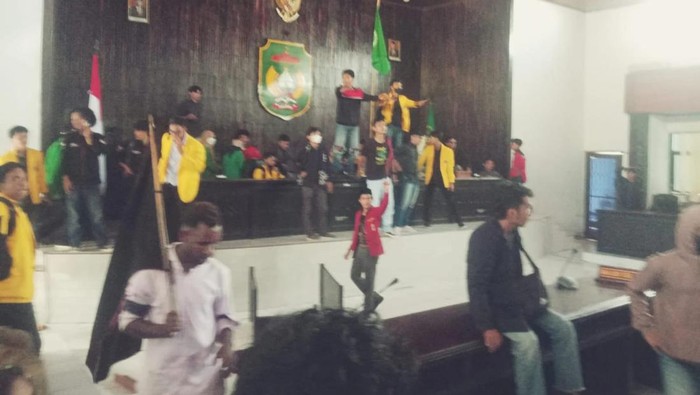 Demo mahasiswa di Kota Palopo, Sulawesi Selatan (Sulsel) yang menolak Undang-undang Cipta Kerja (UU Ciptaker) berakhir ricuh.