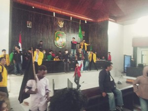 Demo Tolak UU Ciptaker Ricuh, Massa Rusak Gedung DPRD Palopo