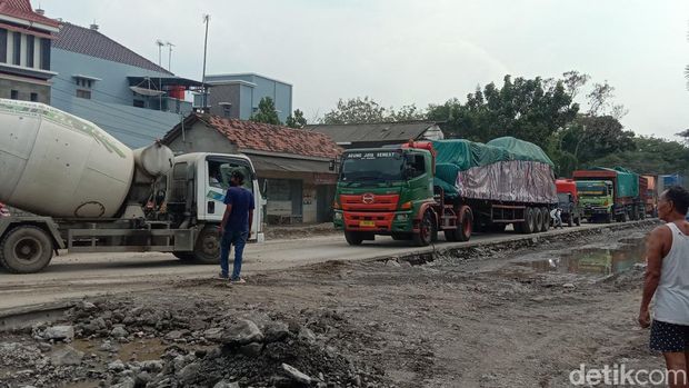 Kondisi kemacetan di Pantura Pati-Rembang tepatnya Desa Raci Kecamatan Batangan, Senin (3/4/2023).