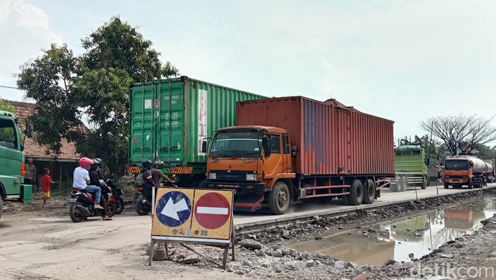 Kondisi kemacetan di Pantura Pati-Rembang tepatnya Desa Raci Kecamatan Batangan, Senin (3/4/2023).