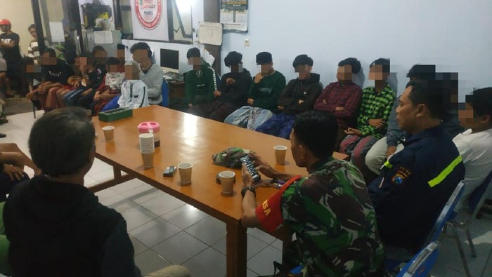 Para bocil prank pocong dikumpulkan di Kelurahan Samaan